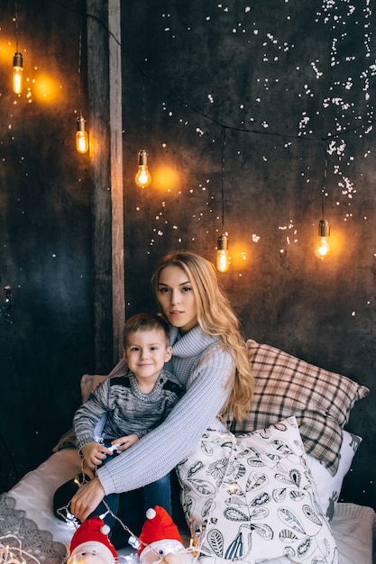 Portrait de mère et enfant dans la chambre