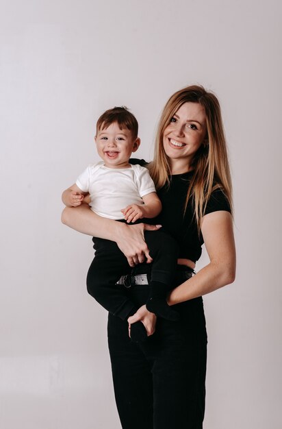 portrait de mère avec enfant heureux