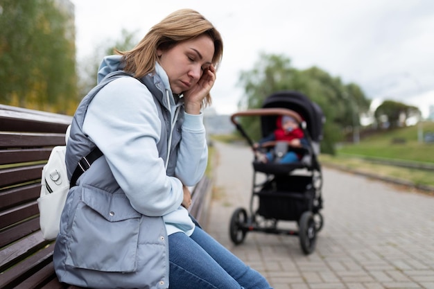 Portrait de la mère et de l'enfant lors d'une promenade avec des signes de dépression