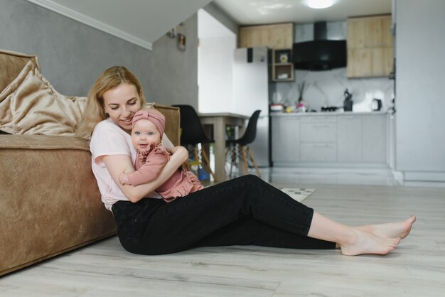 Portrait de mère et enfant riant et jouant