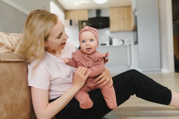 Portrait de mère et enfant riant et jouant