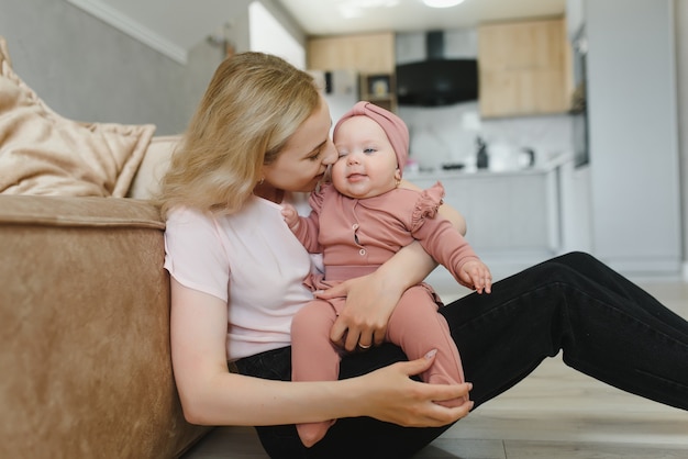 Portrait de mère et enfant riant et jouant