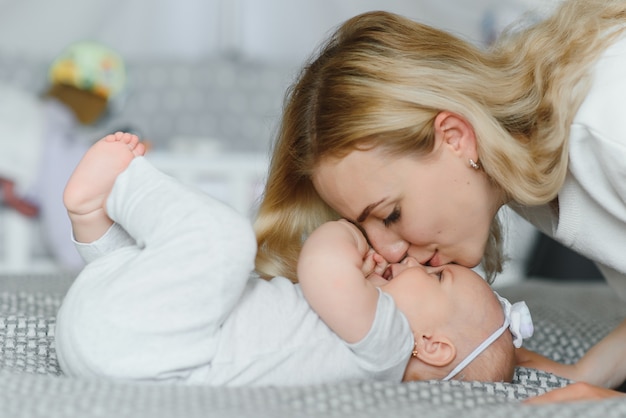 Portrait de mère et enfant riant et jouant