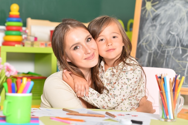 Portrait d'une mère étreignant sa fille