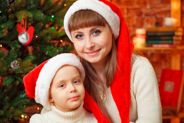 Portrait de mère et fille en bonnet du père Noël