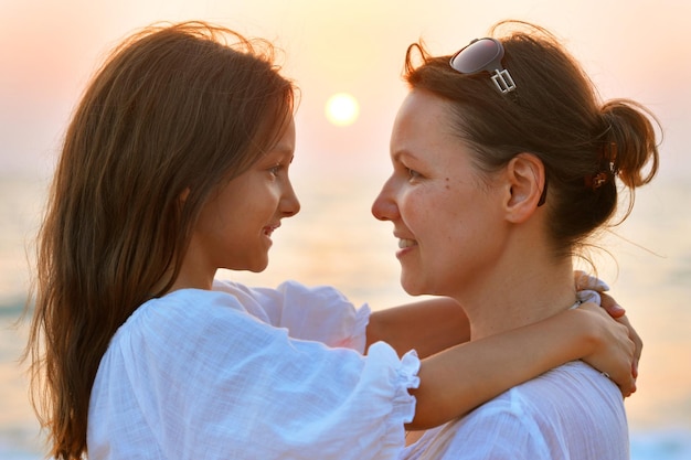 portrait, de, a, mère fille, debout, bord mer