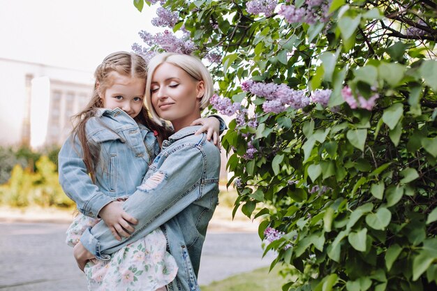 Portrait de mère et fille gros plan sur un fond lilas