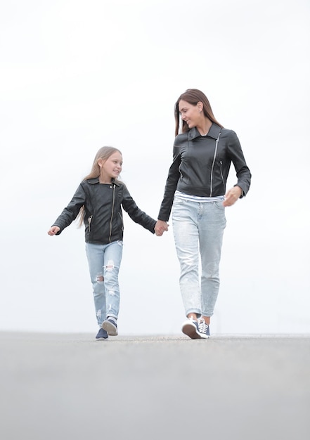 Portrait d'une mère et d'une fille marchant ensemble photo avec espace de copie