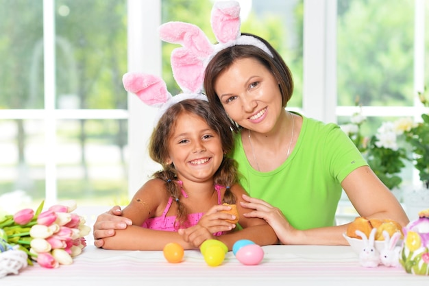 Portrait de mère et fille avec des oeufs de Pâques