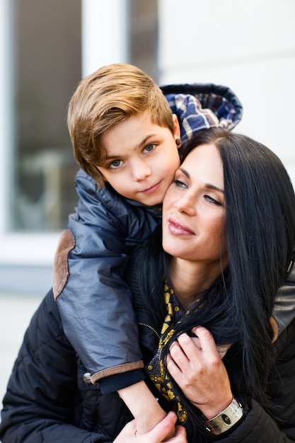 Portrait de mère et fils à l'extérieur