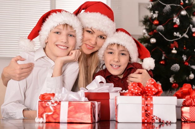 Portrait de mère avec fils portant des chapeaux de père Noël