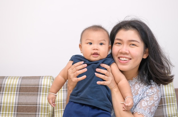 Portrait d'une mère et d'un fils souriants