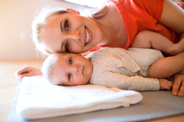 Portrait de mère heureuse avec bébé à la maison