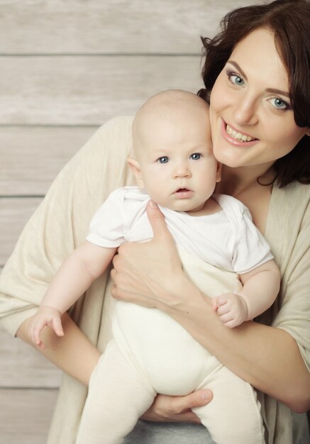 Portrait de mère heureuse et bébé