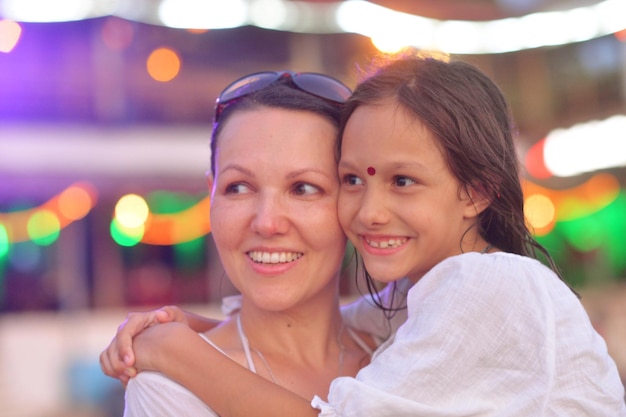 Portrait d'une mère heureuse avec une jolie fille