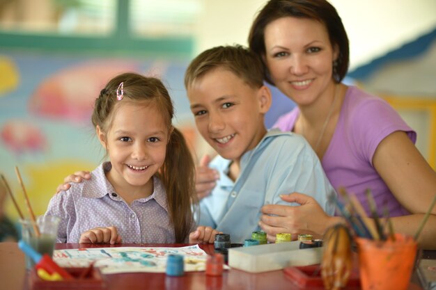 Portrait D'une Mère Heureuse Jouant Avec Ses Enfants