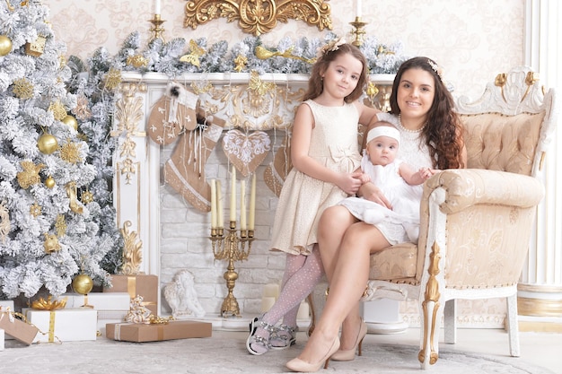 Portrait de mère avec de jolies petites filles posant