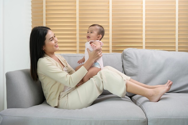 Portrait de la mère et de la petite fille à la maison famille enfant concept d'enfance et de parentalité