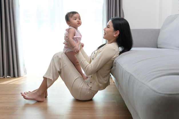 Portrait de la mère et de la petite fille à la maison famille enfant concept d'enfance et de parentalité