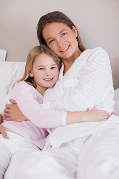 Portrait d&#39;une mère et sa fille étreindre