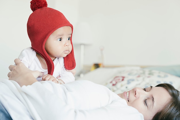 Portrait d'une mère avec son bébé à la maison.