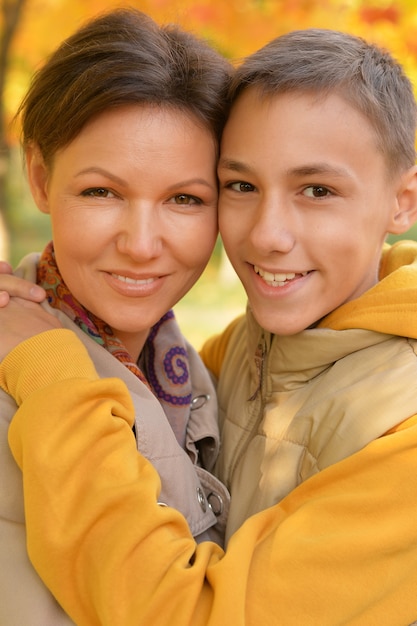 Portrait d'une mère et son fils posant à l'extérieur