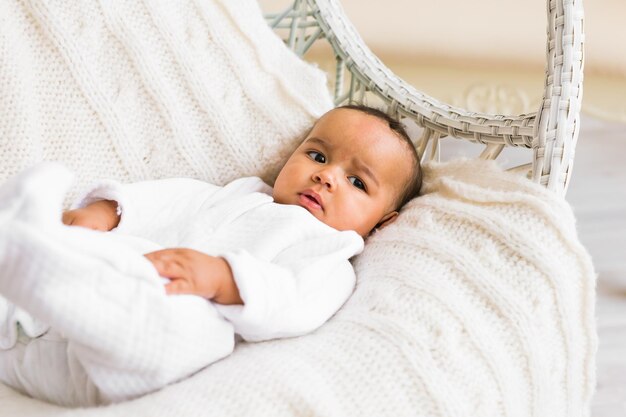 Portrait d'un mignon bébé allongé sur le lit
