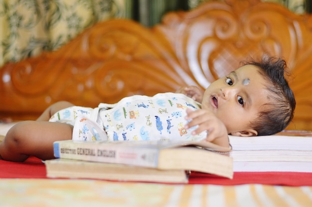 Photo portrait d'un mignon bébé allongé sur le lit