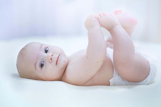 Portrait d'un mignon bébé allongé sur le lit