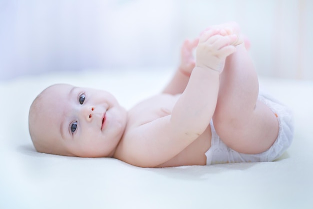 Portrait d'un mignon bébé couché sur le lit