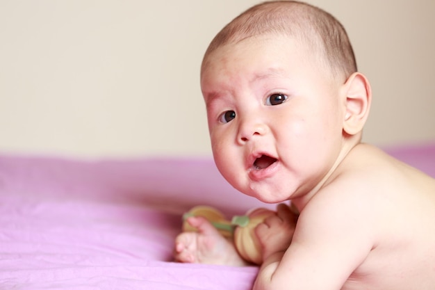 Portrait d'un mignon bébé dans le lit