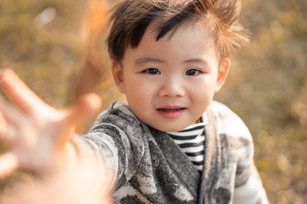 Portrait d'un mignon bébé dans le parc