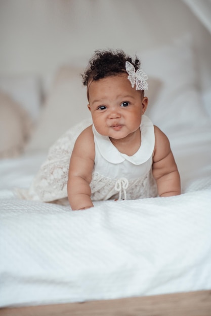Portrait d'un mignon bébé sur le lit à la maison
