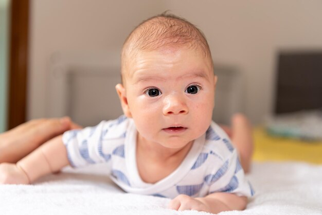 Portrait d'un mignon bébé à la maison