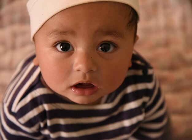 Portrait d'un mignon bébé à la maison