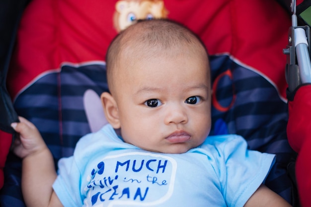 Photo portrait d'un mignon garçon allongé sur un homme