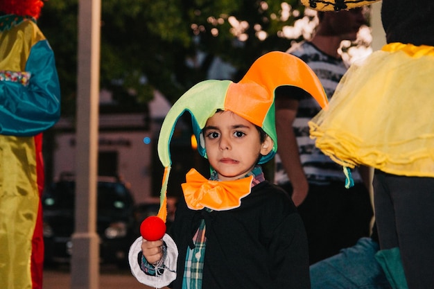 Photo portrait d'un mignon garçon en costume de clown