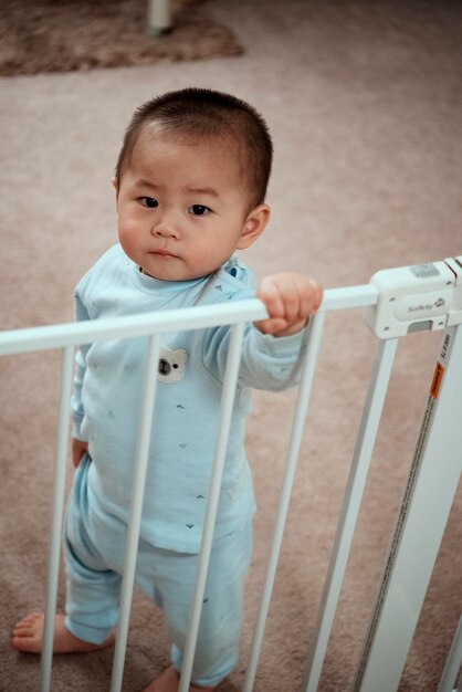 Photo portrait d'un mignon garçon debout près de la balustrade