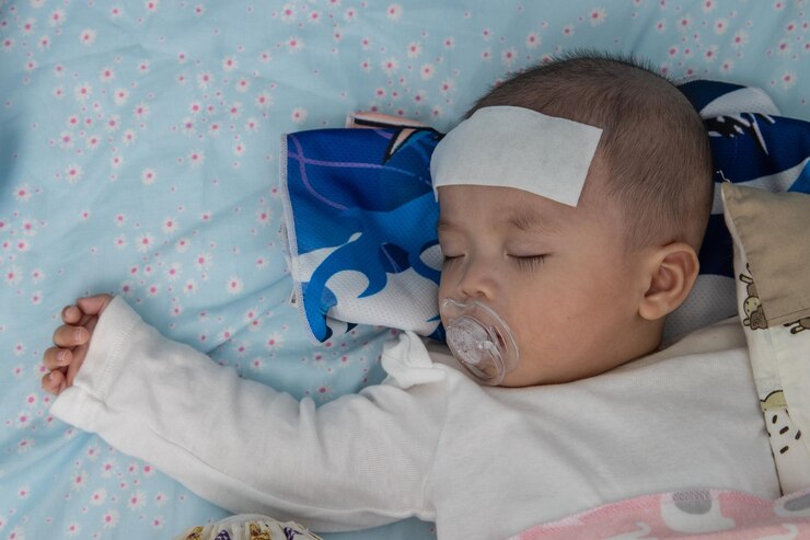 Photo portrait d'un mignon garçon qui dort sur le lit