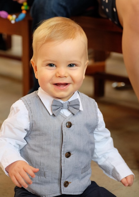 Photo portrait d'un mignon garçon qui sourit