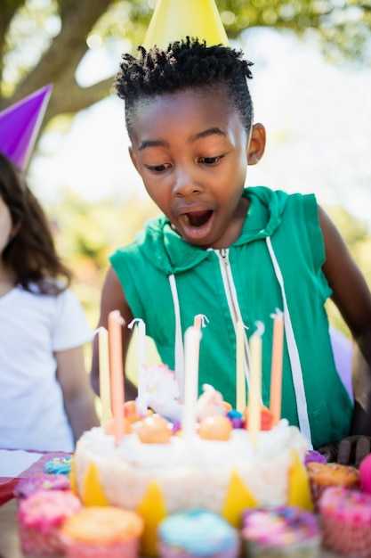 Photo portrait de mignon garçon se préparant à souffler sur une bougie lors d'une fête d'anniversaire