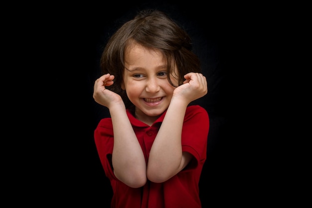 Portrait d'un mignon garçon souriant heureux de bonne humeur