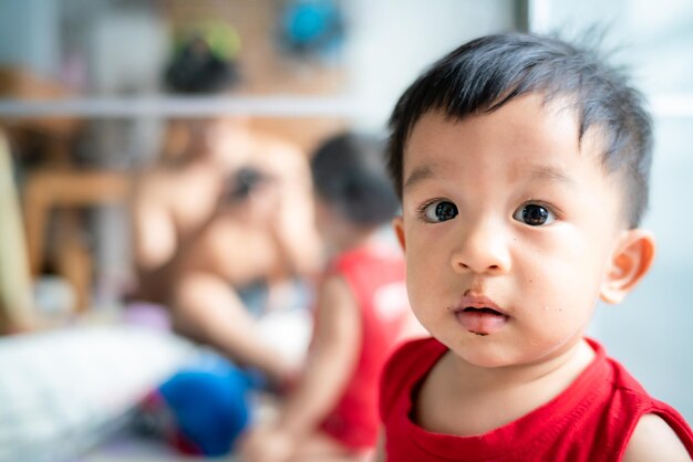 Le portrait d'un mignon garçon