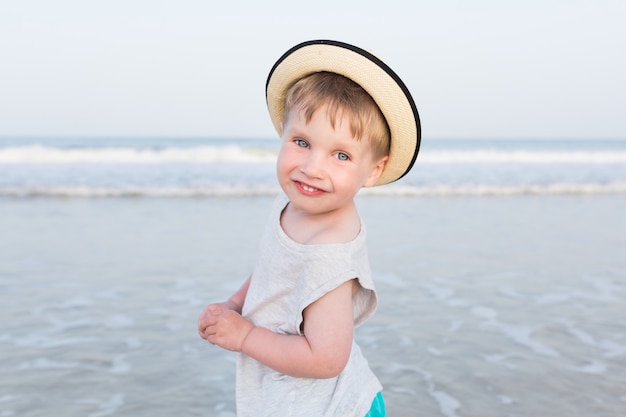 Portrait, de, mignon, gosse, garçon, plage, dans, chapeau paille