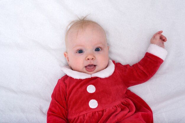 Portrait de mignon petit bébé en costume de père Noël