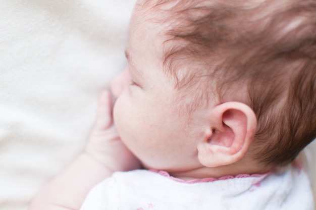 Portrait de mignon petit bébé dormant paisiblement