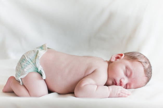 Portrait de mignon petit bébé dormant paisiblement