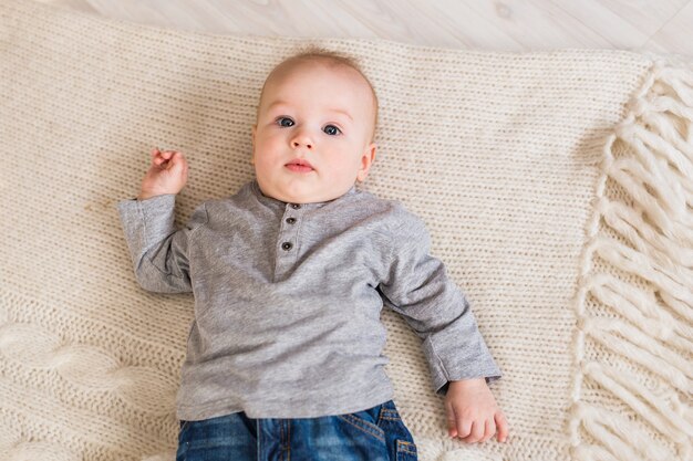 Portrait d'un mignon petit garçon de 6 mois.