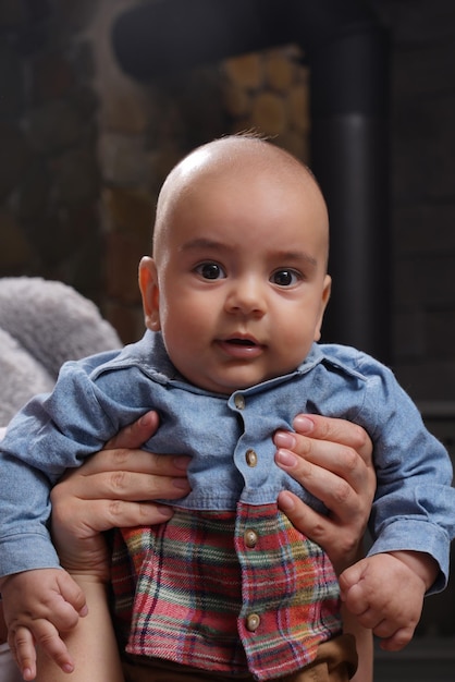 Portrait de mignon petit garçon en chemise bleue