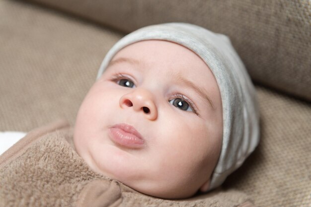 portrait, de, mignon, petit garçon, coucher couverture